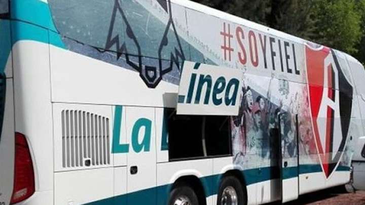 ¡NO SE VALE! | Camión del Atlas recibe pedradas por parte de su misma afición ¡NO SE VALE! | Camión del Atlas recibe pedradas por parte de su misma afición