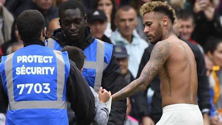 WATCH: Neymar Gives Jersey to Crying, Young Pitch Invader During PSG Win