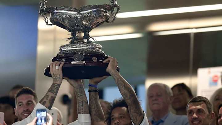 El gesto de admiración de Sergio Ramos a Maldini durante la entrega del Trofeo Bernabéu