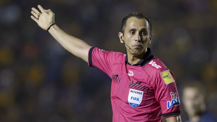 ¡POLÉMICA! | Santander se retracta y admite que SÍ hubo penal en la final entre Chivas y Tigres