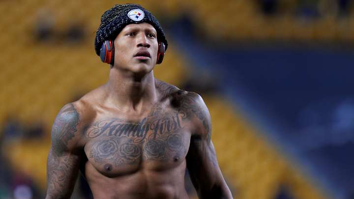 Ryan Shazier Attends Steelers Practice Ryan Shazier Attends Steelers Practice