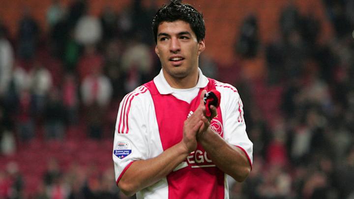 POLÉMICO | El PSV colocó en su estadio una imagen con Luis Suárez y se ha visto obligado a quitarla