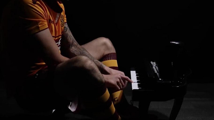 VIDEO: Motherwell Mock Man Utd's Alexis Sanchez Unveiling Clip With Peter Hartley Parody VIDEO: Motherwell Mock Man Utd's Alexis Sanchez Unveiling Clip With Peter Hartley Parody