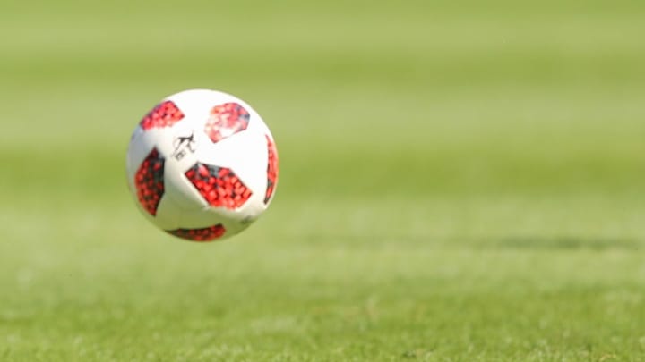 El equipo que juega al FIFA en la pantalla gigante de su campo de entrenamiento El equipo que juega al FIFA en la pantalla gigante de su campo de entrenamiento
