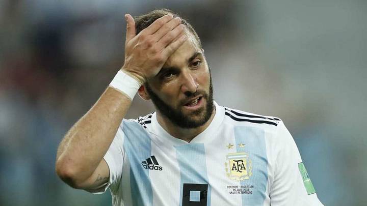 Chelsea Given Late Hope as Gonzalo Higuain's Negotiations With Milan Hit a Snag Chelsea Given Late Hope as Gonzalo Higuain's Negotiations With Milan Hit a Snag