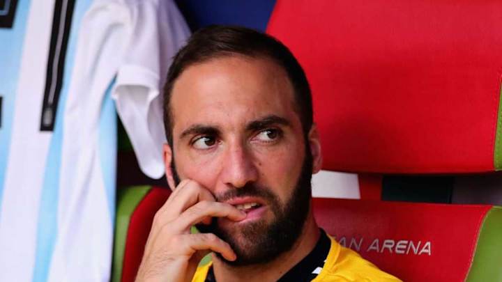 SI EMPEZAMOS ASÍ... | El incómodo momento de Higuaín con los hinchas del Milan SI EMPEZAMOS ASÍ... | El incómodo momento de Higuaín con los hinchas del Milan