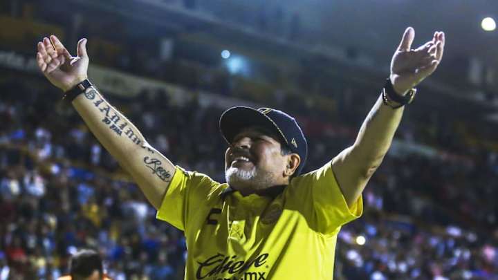 El espectacular auto que le regalaron a Maradona en México