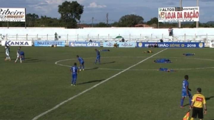 INSÓLITO | Un árbitro para un partido 6 minutos por un ataque de avispas