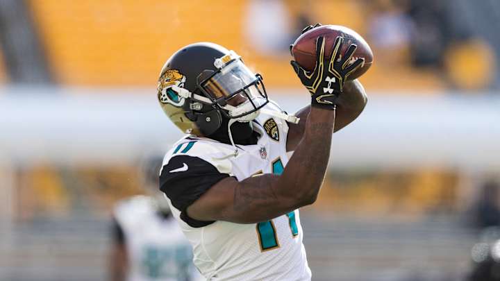 Jaguars WR Marqise Lee Carted Off the Field After Suffering Knee Injury Jaguars WR Marqise Lee Carted Off the Field After Suffering Knee Injury