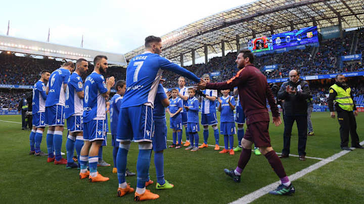 Spanish Stars Disagree on Whether or Not Real Madrid Should Give Barcelona Guard of Honour Spanish Stars Disagree on Whether or Not Real Madrid Should Give Barcelona Guard of Honour