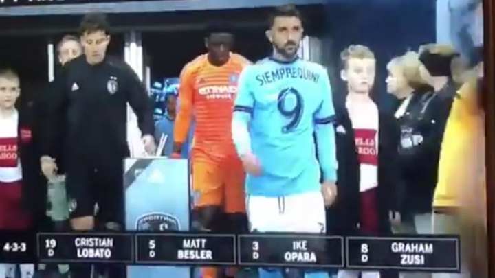 EMOTIVO: David Villa realizó homenaje a leyenda del fútbol español