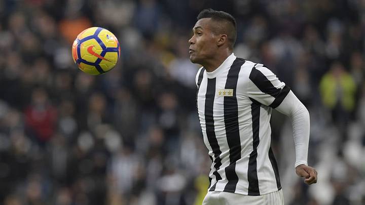 Juventus Chief Marotta Reveals What it'll Take for Premier League Giants to Sign Alex Sandro Juventus Chief Marotta Reveals What it'll Take for Premier League Giants to Sign Alex Sandro