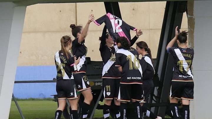 INSÓLITO | Árbitro se niega a hacer minuto de silencio y así reaccionan las futbolistas INSÓLITO | Árbitro se niega a hacer minuto de silencio y así reaccionan las futbolistas