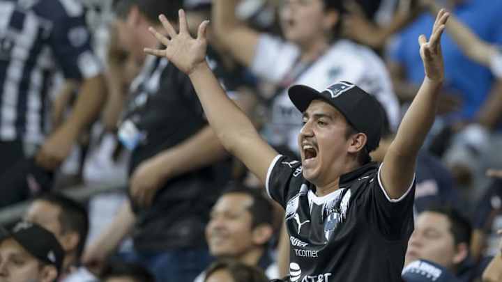 ​¡NO APRENDEN! | Aficionados de Rayados vuelven a protagonizar un pleito salvaje afuera del estadio
