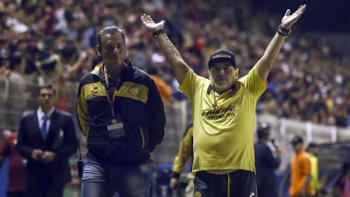Ovacionaron a Maradona al salir expulsado en la final por el ascenso Ovacionaron a Maradona al salir expulsado en la final por el ascenso