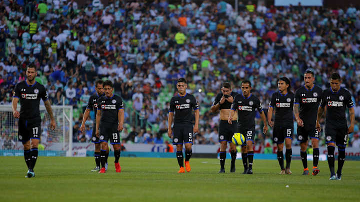 HUMILLANTE | La insólita reacción de un grupo de aficionados azules tras la derrota ante Santos