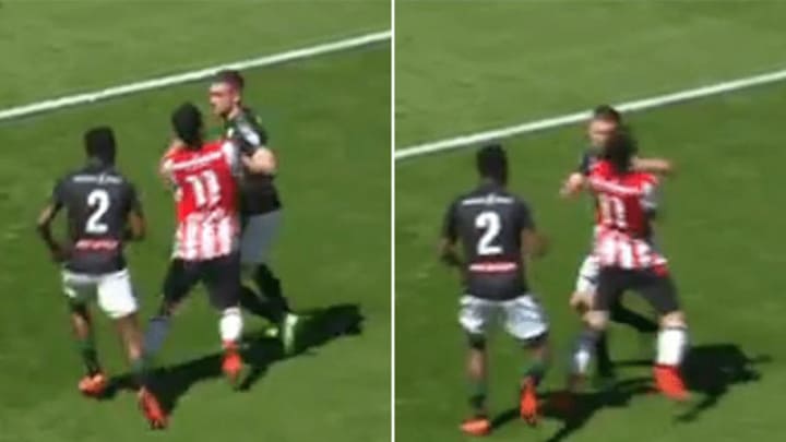 DIABÓLICO | El 'Chucky' Lozano se prendió y arremetió contra un rival en un balón parado