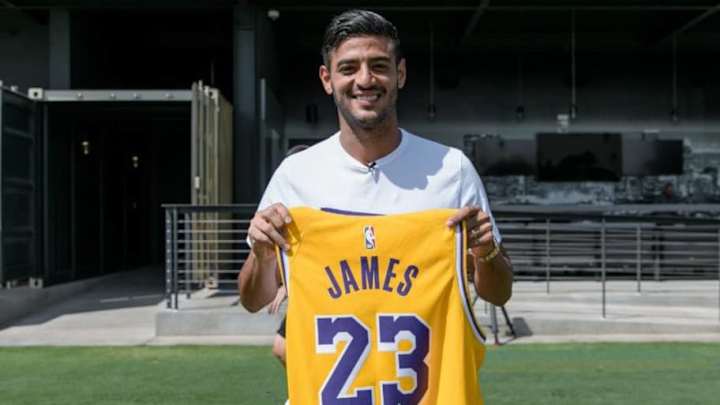 EMOCIONADO: Carlos Vela recibió la jersey oficial que usará LeBron con los Lakers EMOCIONADO: Carlos Vela recibió la jersey oficial que usará LeBron con los Lakers