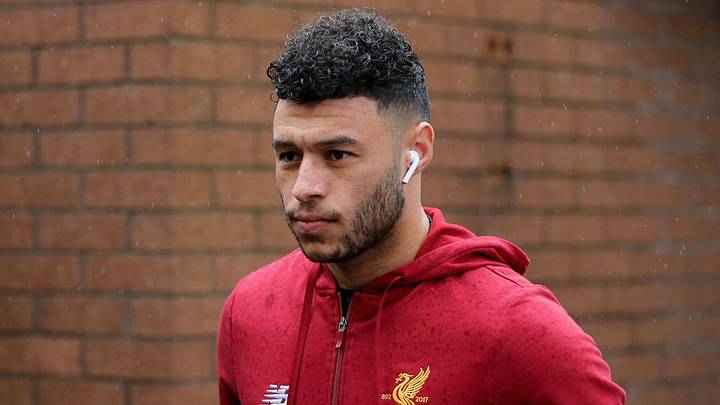 PHOTO: Liverpool Fans Applaud Oxlade-Chamberlain Over Cheeky Burnley Kiss Display PHOTO: Liverpool Fans Applaud Oxlade-Chamberlain Over Cheeky Burnley Kiss Display