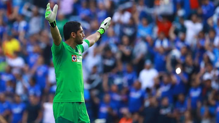 SUEÑO CUMPLIDO | Jesús Corona sí fue campeón en el Estadio Azul pero de la manera menos esperada SUEÑO CUMPLIDO | Jesús Corona sí fue campeón en el Estadio Azul pero de la manera menos esperada