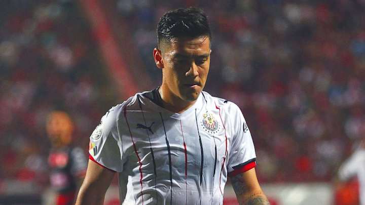 ¡BRONCÓN! | Dos jugadores de Chivas cerca de golpear a Michael Pérez por hacerse expulsar