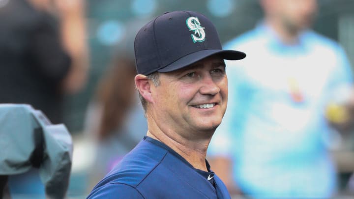 Mariners Manager Scott Servais Honors Bet With Edwin Diaz, Gets Haircut After Closer's 50th Save Mariners Manager Scott Servais Honors Bet With Edwin Diaz, Gets Haircut After Closer's 50th Save