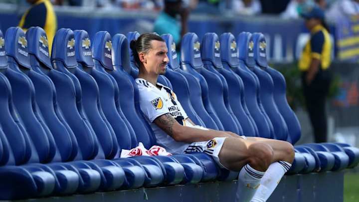 Zlatan coloca imagen de un duende haciendo gesto obsceno para desear feliz navidad a sus fans