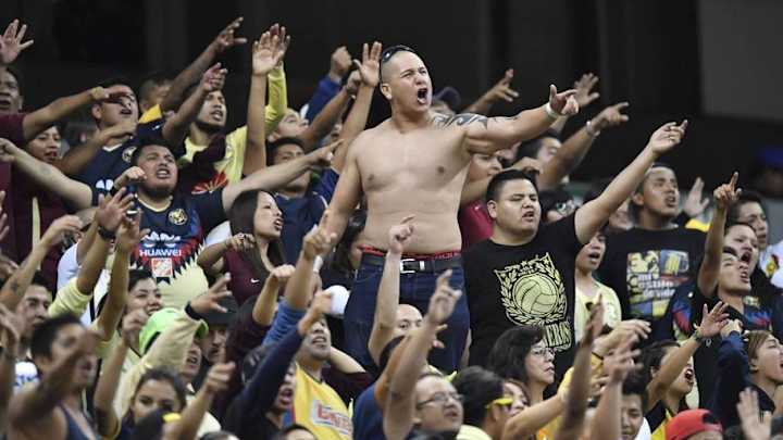 ¡LO QUE NO SE VIO! | Aficionado del América intentó quitarle la mochila a un jugador del club