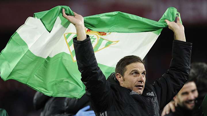 El divertido "piscinazo" de Joaquín en un entrenamiento del Betis que se ha hecho viral