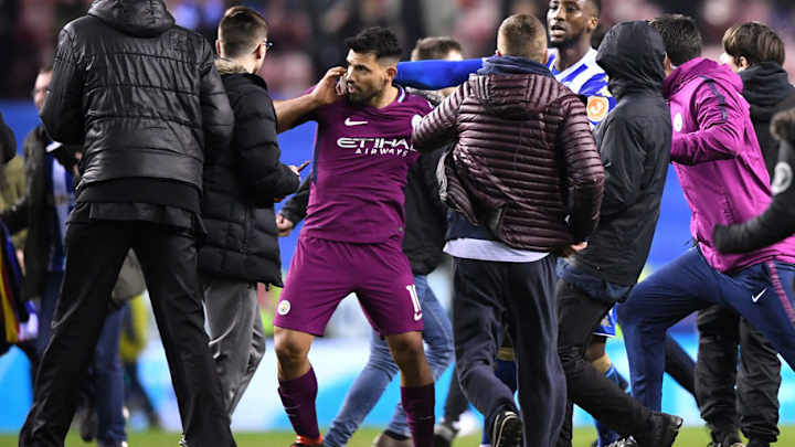 TERRIBLE | Sergio Agüero a los golpes con hinchas del Wigan TERRIBLE | Sergio Agüero a los golpes con hinchas del Wigan