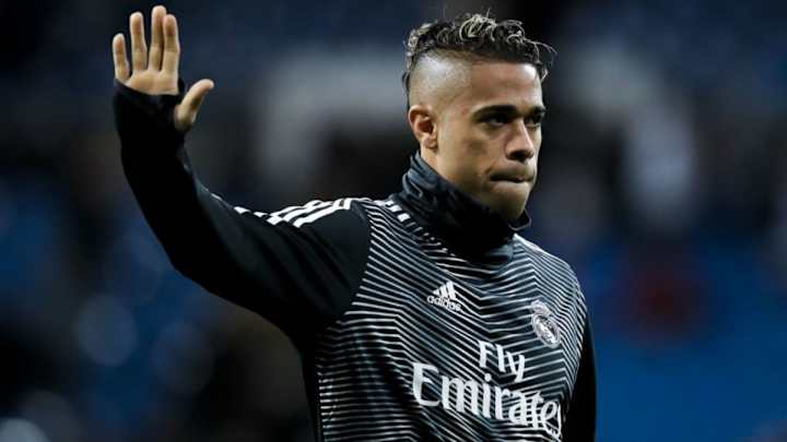 El increíble cochazo con el que apareció Mariano en el entrenamiento del Real Madrid El increíble cochazo con el que apareció Mariano en el entrenamiento del Real Madrid