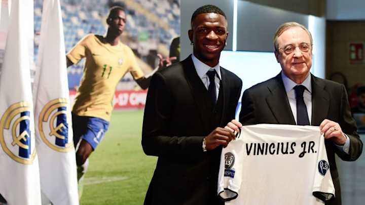 La petición de los aficionados madridistas a Florentino en la presentación de Vinícius La petición de los aficionados madridistas a Florentino en la presentación de Vinícius