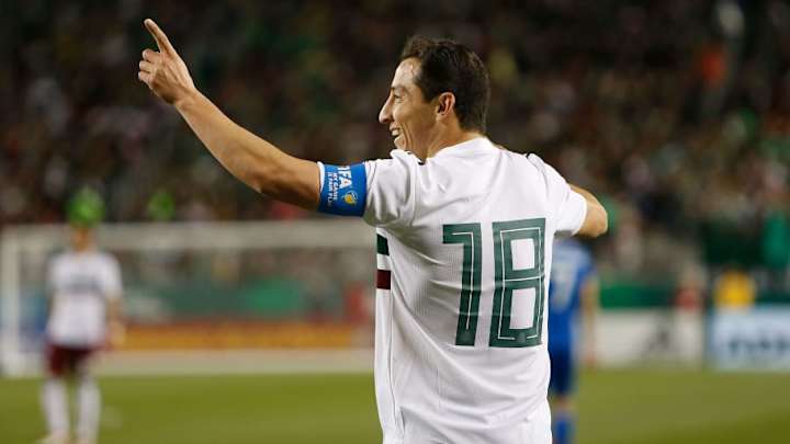 HÉROE | Andrés Guardado subasta su jersey para apoyar a la educación en México