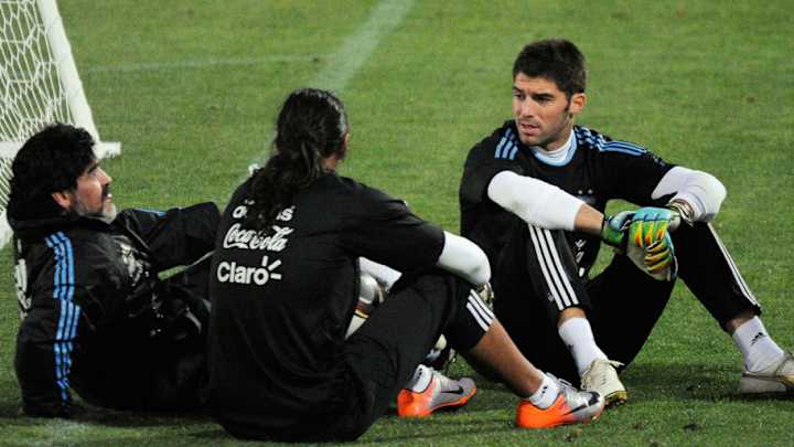 Maradona se metió en la discusión y afirmó quién tiene que ser el arquero en el Mundial