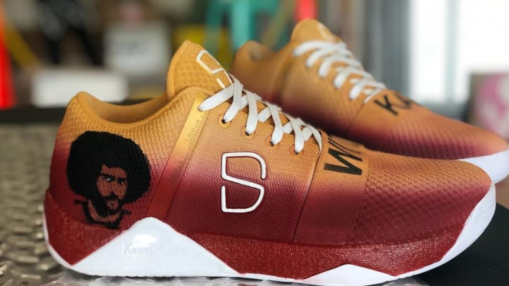 Nets' Spencer Dinwiddie Wears Colin Kaepernick-Inspired Shoes vs. Warriors Nets' Spencer Dinwiddie Wears Colin Kaepernick-Inspired Shoes vs. Warriors