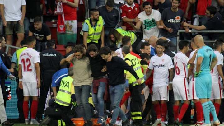 8 casos en los que las vallas de los estadios de cedieron ante el ímpetu de los aficionados