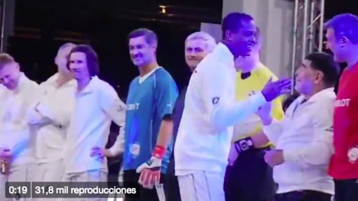 SOLO UN MALENTENDIDO | Kluivert le negó el saludo a Maradona y tuvo que aclarar el incidente