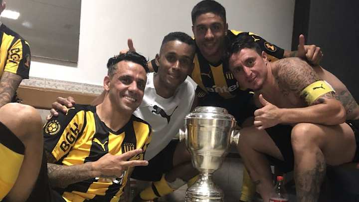 IMPERDIBLE | Así festejaron los jugadores de Peñarol la obtención de la Supercopa IMPERDIBLE | Así festejaron los jugadores de Peñarol la obtención de la Supercopa