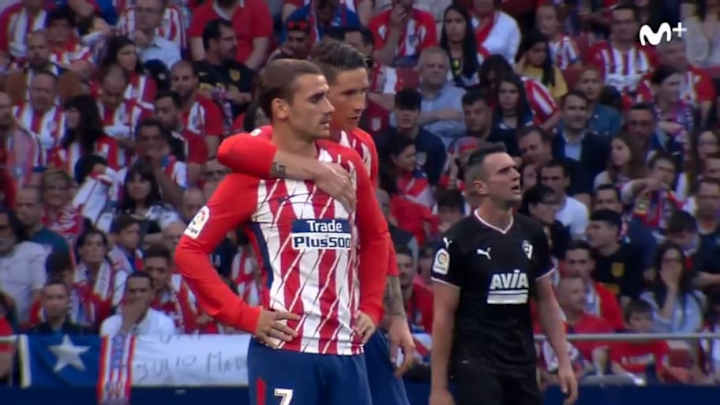 VIDEO: What Fernando Torres Told Antoine Griezmann as Barça Target Was Booed by Home Crowd
