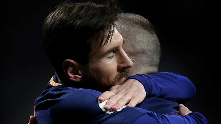 FILTRADO | El bonito mensaje de Iniesta a Messi abandonando el campo en El Clásico