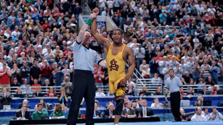 One-Legged Wrestler Aiming For Pull-Up World Record During Jets-Bills Halftime