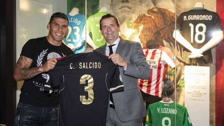 LEYENDA | El emotivo homenaje que el PSV le hizo a Carlos Salcido