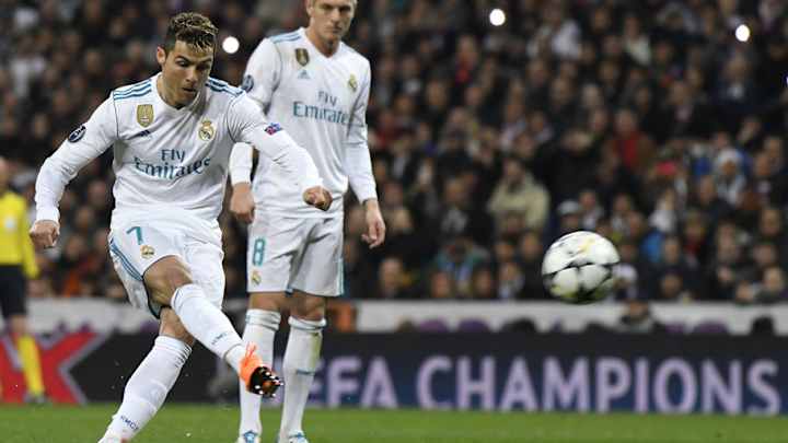 PHOTOS: Cristiano Ronaldo Responds Brilliantly to Having Laser Pointed in His Eye Before PSG Penalty