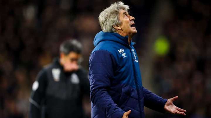 'Average at Best': West Ham Fans Take Aim at Midfielder's Performance After Huddersfield Draw 'Average at Best': West Ham Fans Take Aim at Midfielder's Performance After Huddersfield Draw