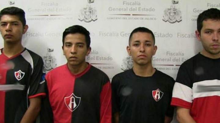 ¡CAVERNCOLAS! | Aficionados del Atlas agreden a un jugador del Toluca en el Jalisco