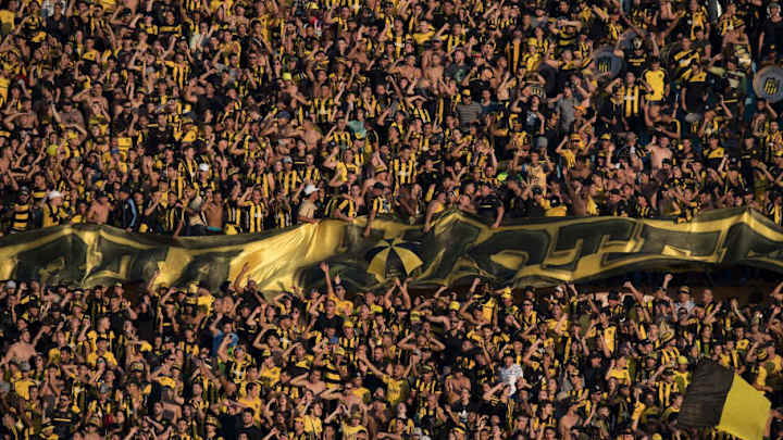 NUNCA VISTO | El arquero de Peñarol tuvo que cambiar de camiseta y pidió una prestada ¡a un hincha! NUNCA VISTO | El arquero de Peñarol tuvo que cambiar de camiseta y pidió una prestada ¡a un hincha!