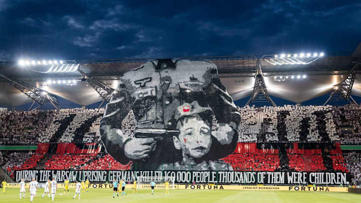 El Legia de Varsovia fue multado por la UEFA y la afición despertó la polémica con su respuesta