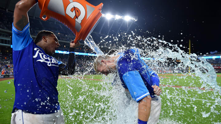 Watch: Royals Hit Back-to-Back Homers in Ninth to Beat Indians Watch: Royals Hit Back-to-Back Homers in Ninth to Beat Indians
