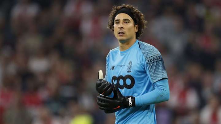​¿MERECIDO? | Ochoa cometió error y así respondió la afición del Standard Lieja