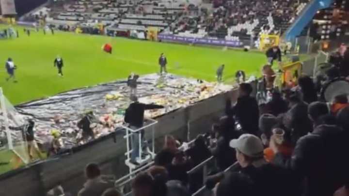 VÍDEO | Aficionados belgas lanzan peluches al estadio en una tierna campaña solidaria
